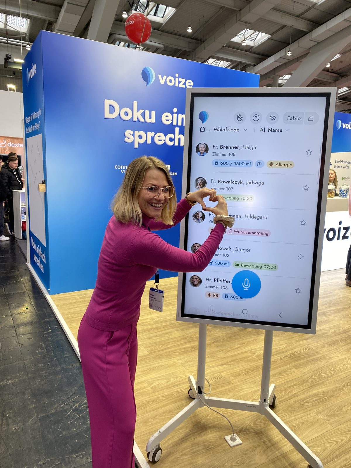 Yvonne Brinkhaus am Messestand auf der ProCare in Hannover
