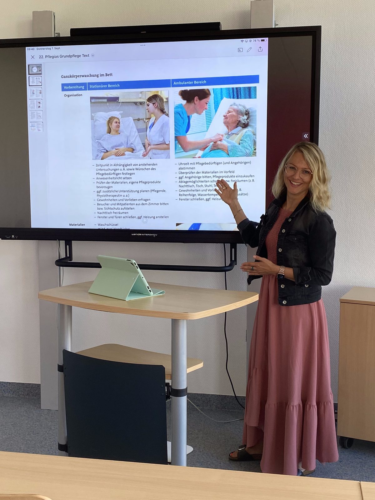 Yvonne Brinkhaus präsentiert am Bildschirm