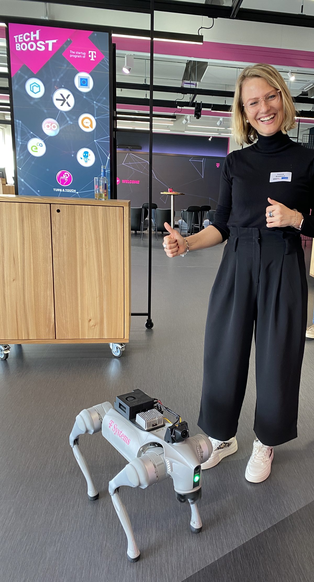 Yvonne Brinkhaus mit Roboterhund