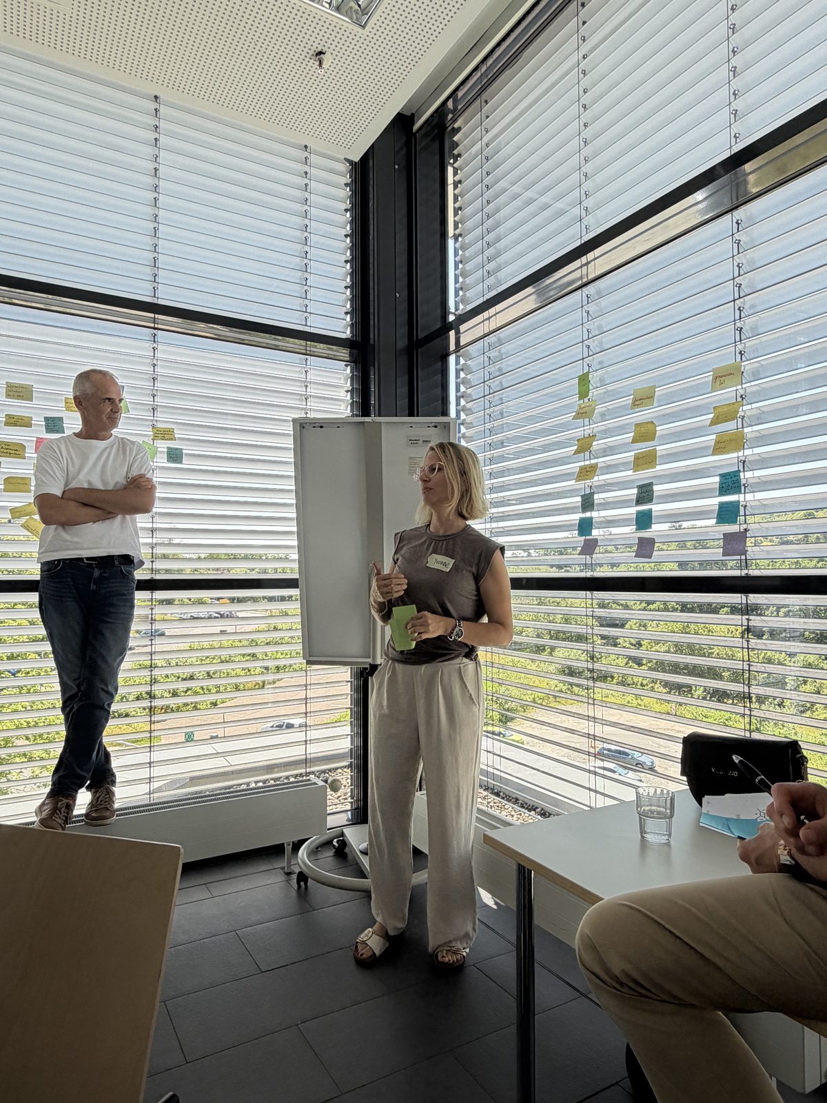 Yvonne Brinkhaus mit Moderationskarte am Flipchart im Klinikum Aschaffenburg