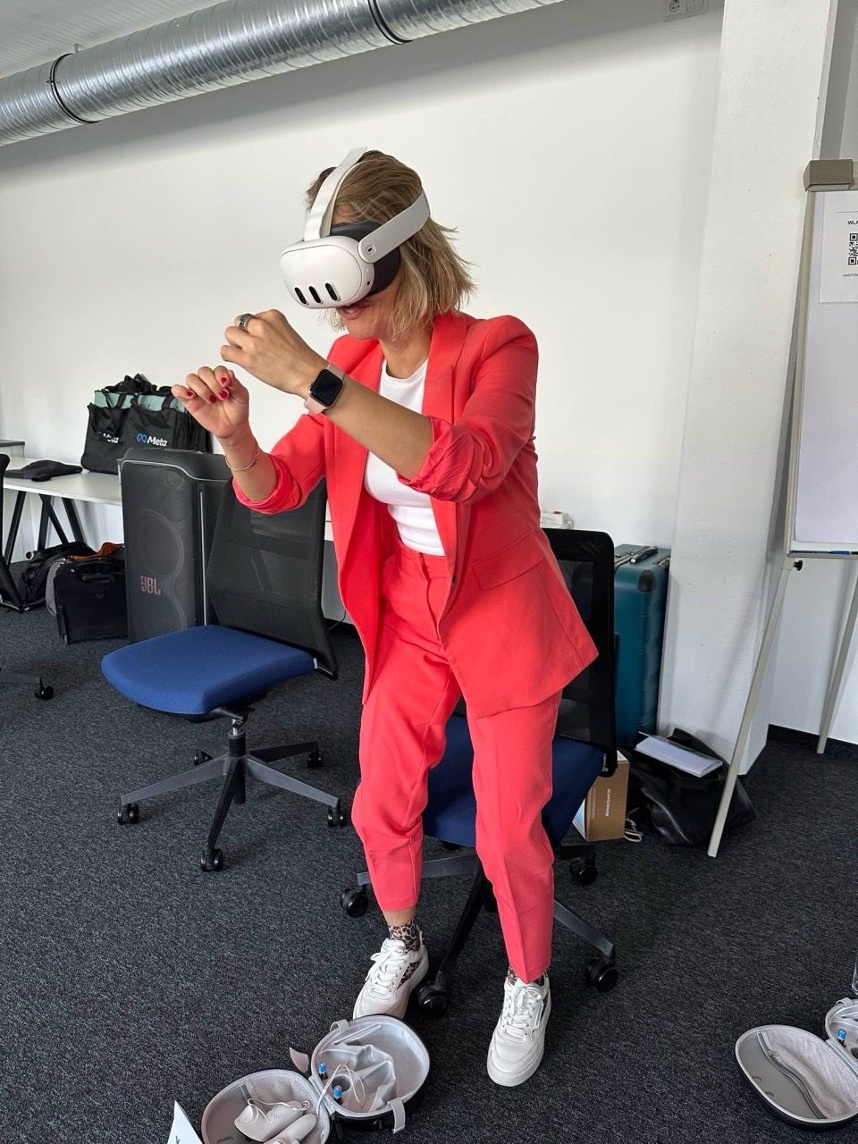 Yvonne Brinkhaus mit VR-Brille im Einsatz