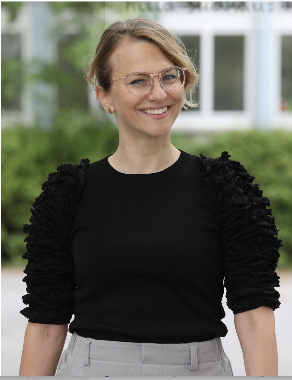 Yvonne Brinkhaus vor einem Klinikgebäude