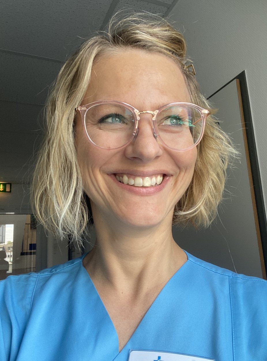 Yvonne Brinkhaus im Kasack auf dem Klinikflur