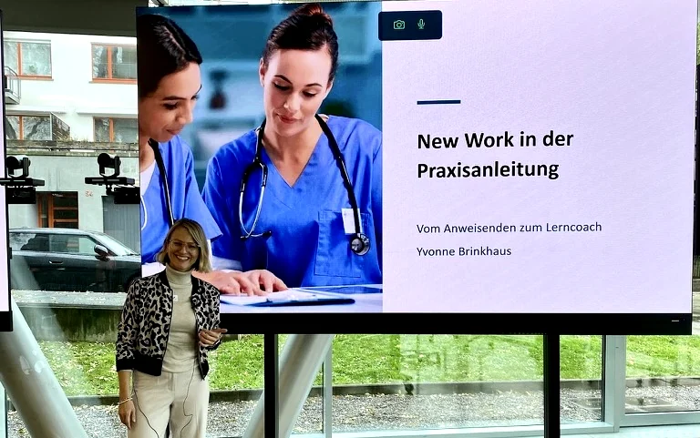 Yvonne Brinkhaus führt durch eine aktive Workshopsituation
