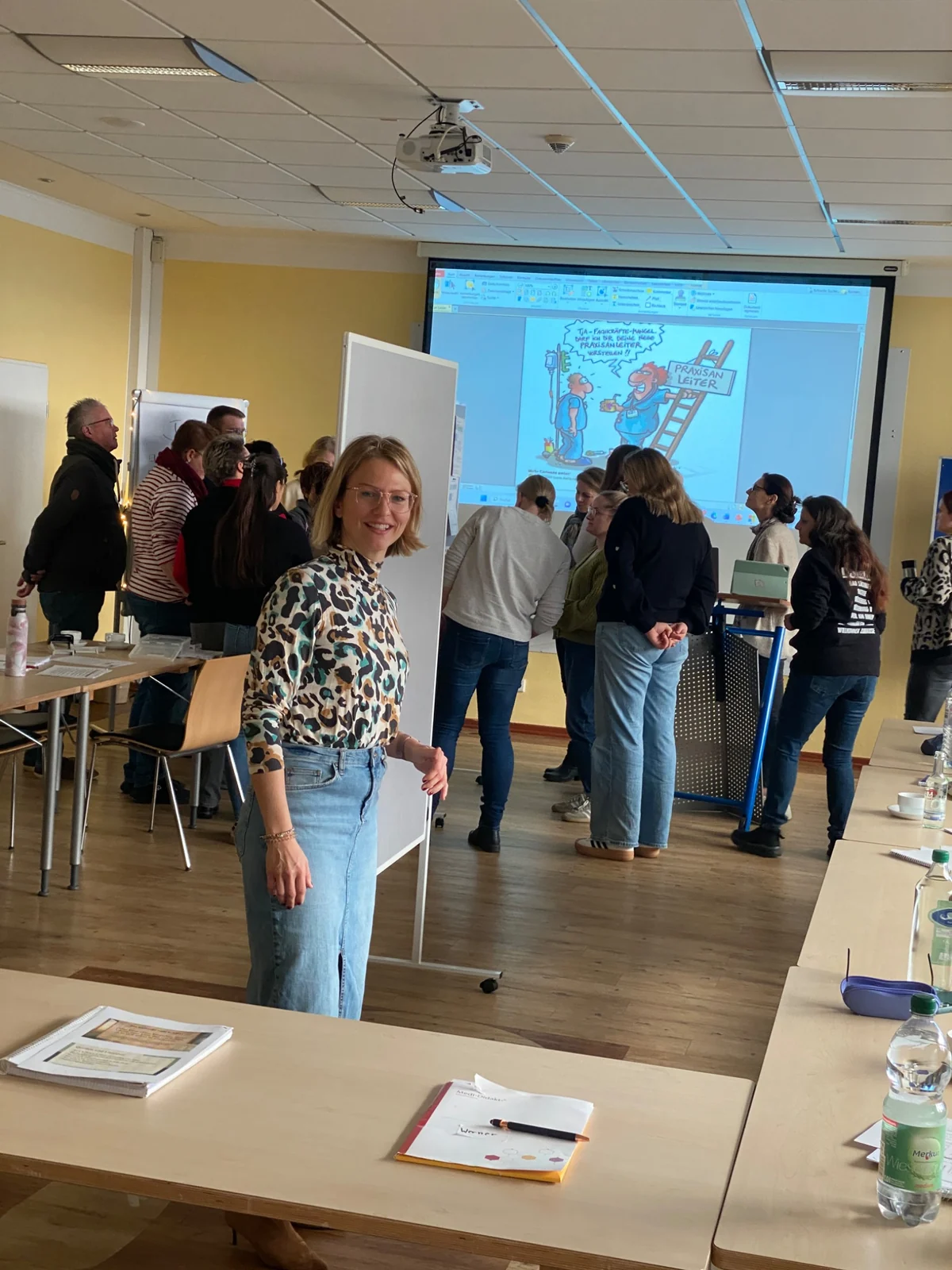 Große Workshopgruppe arbeitet gemeinsam in einem Seminarraum