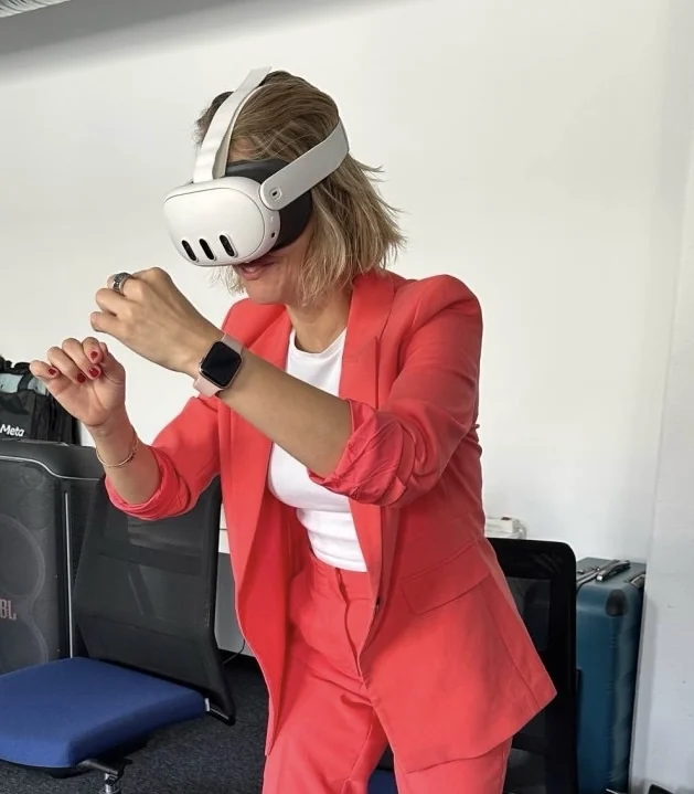 Teilnehmerin probiert unter Begleitung eine VR-Brille aus