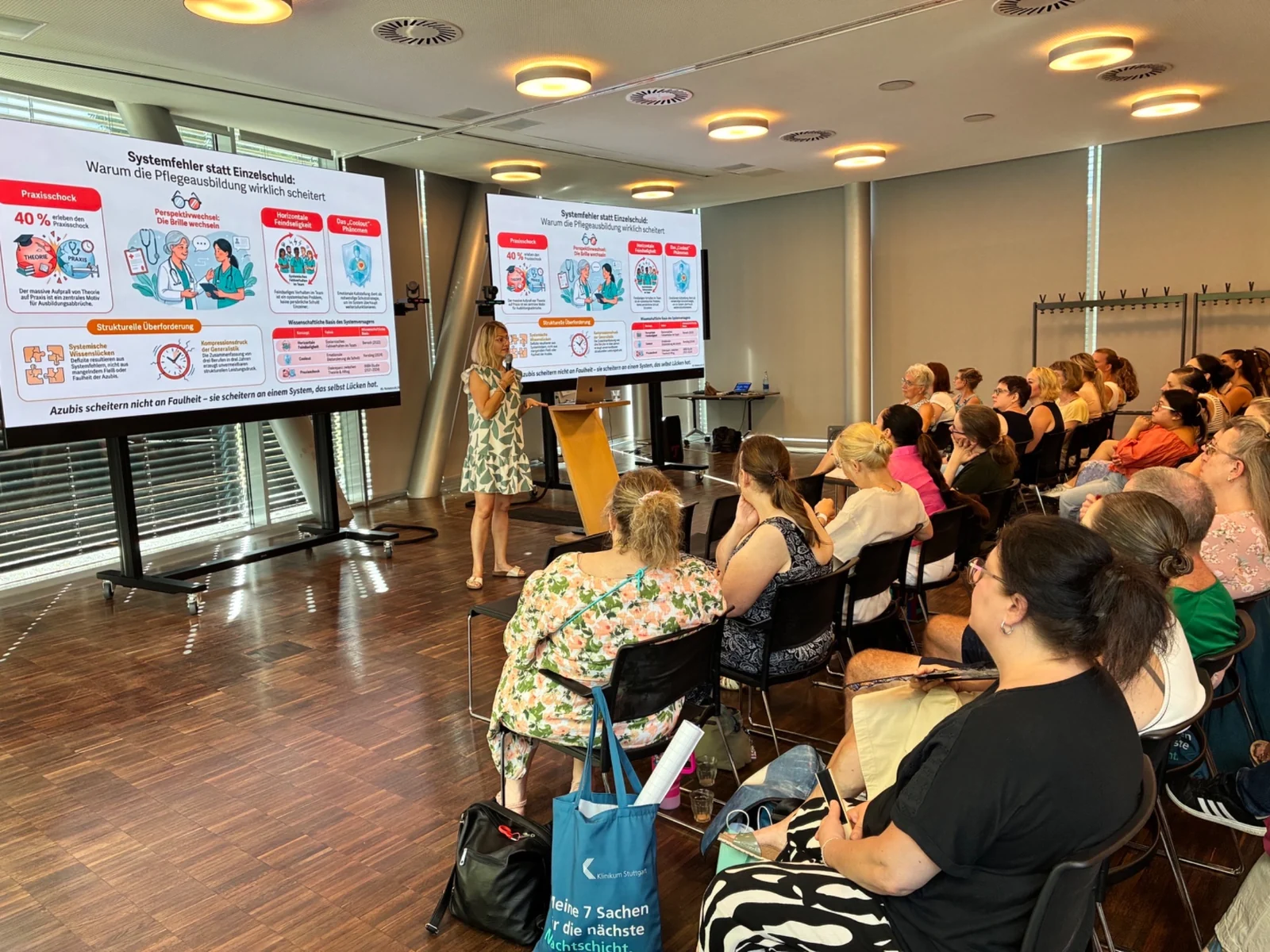 Yvonne Brinkhaus moderiert einen Workshop vor sitzenden Teilnehmenden